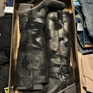 Never-worn Donald J Pliner boots women’s size 8 in original box.